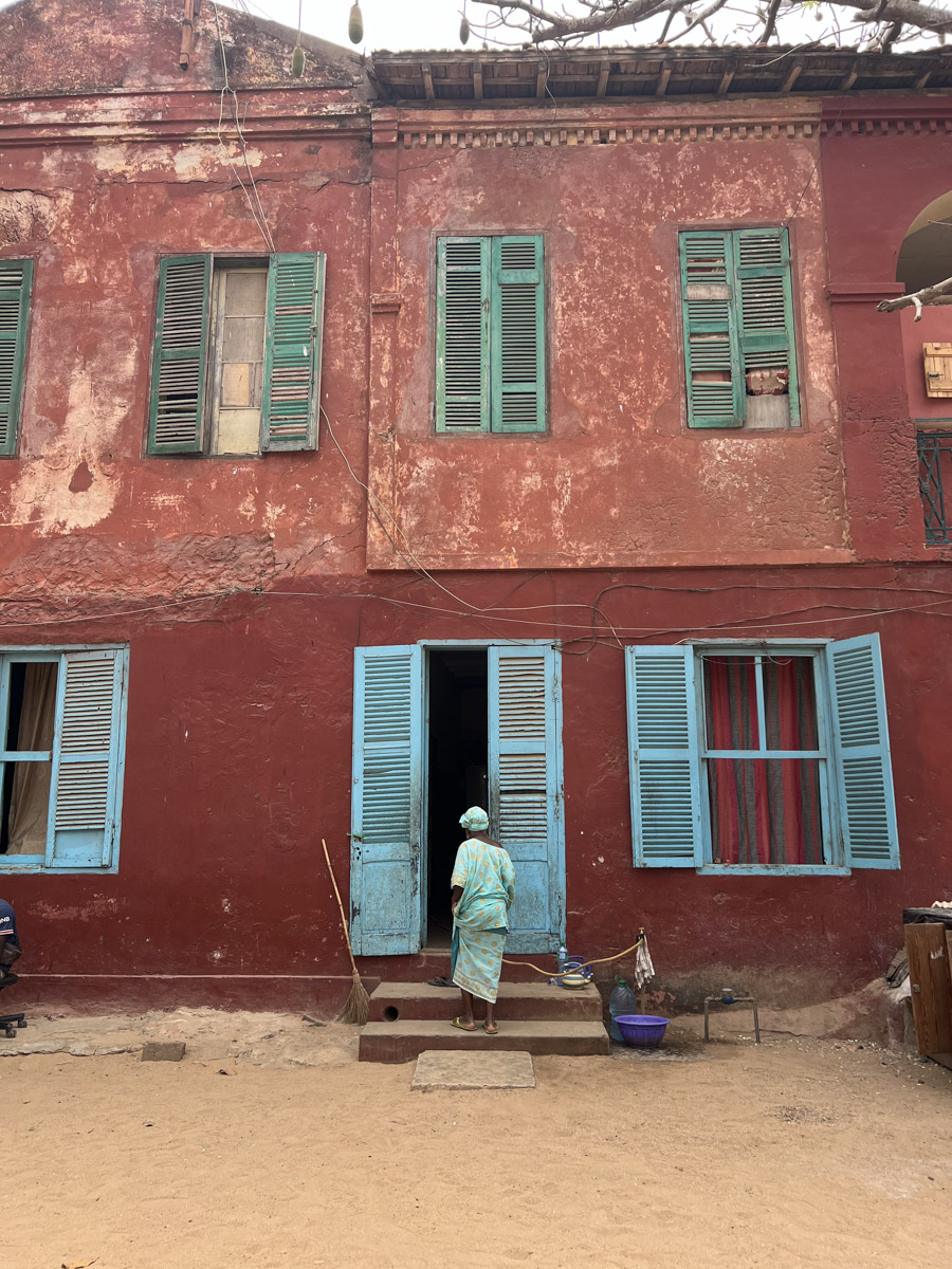 Путешествия для Максима Палагина — не развлечение, а работа. Впрочем, он умудряется сочетать. Автор сюжетов в тревел-программе «Невероятно интересные истории» посетил разные уголки мира: Мьянму, Алжир, Сенегал, Гамбию. Что владимирец там нашел и в каких переделках побывал, узнал «Ключ-Медиа».