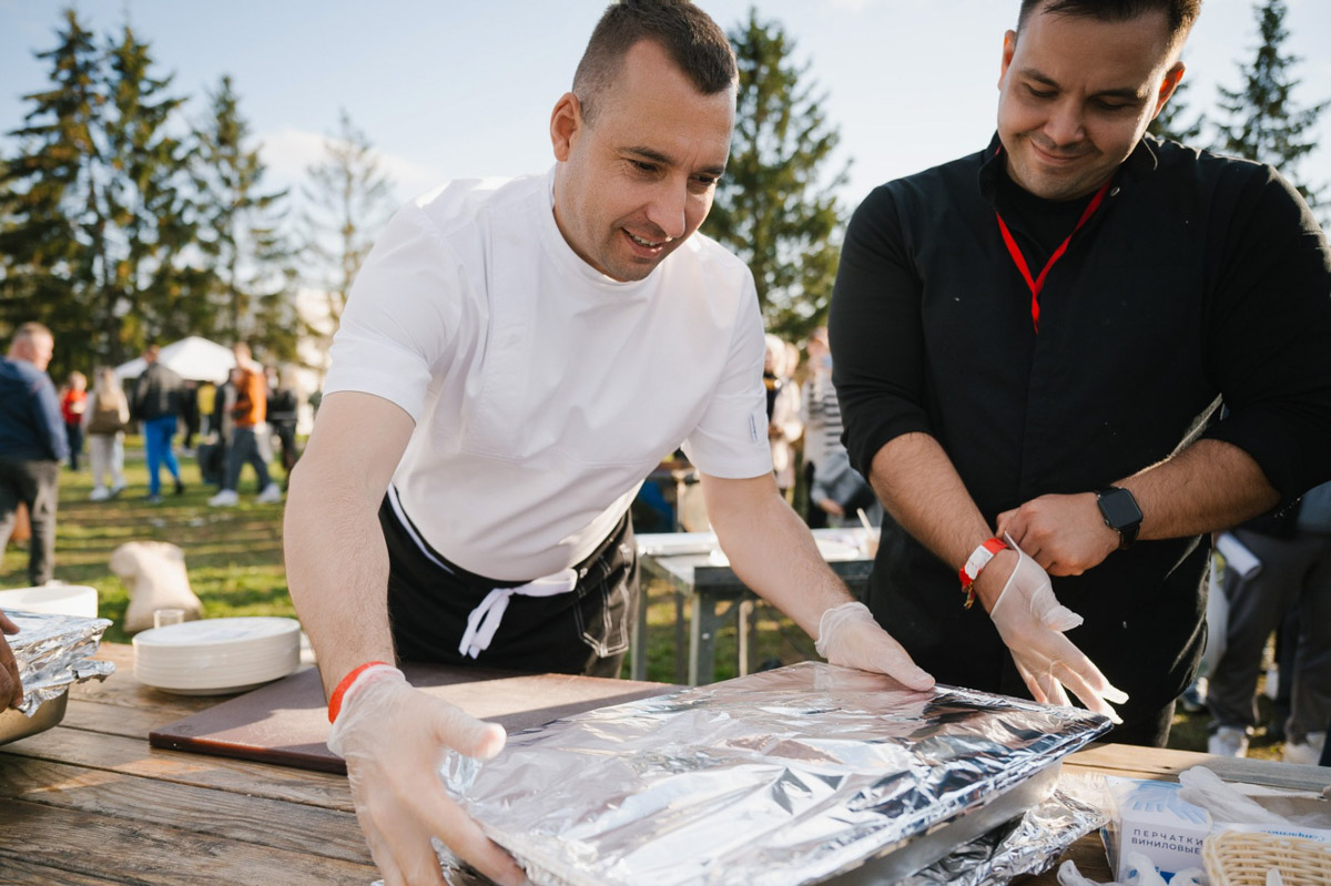 Еда — важный проводник в любую культуру. В воскресенье, 28 апреля, жители 33-го региона смогут лучше узнать Сербию. Поможет в этом гастроужин — первый в рамках целой серии. Удивлять гостей будет многократный призер чемпионатов по кулинарии — шеф-повар Зоран Велькович.