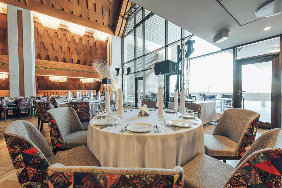 Еда — важный проводник в любую культуру. В воскресенье, 28 апреля, жители 33-го региона смогут лучше узнать Сербию. Поможет в этом гастроужин — первый в рамках целой серии. Удивлять гостей будет многократный призер чемпионатов по кулинарии — шеф-повар Зоран Велькович.