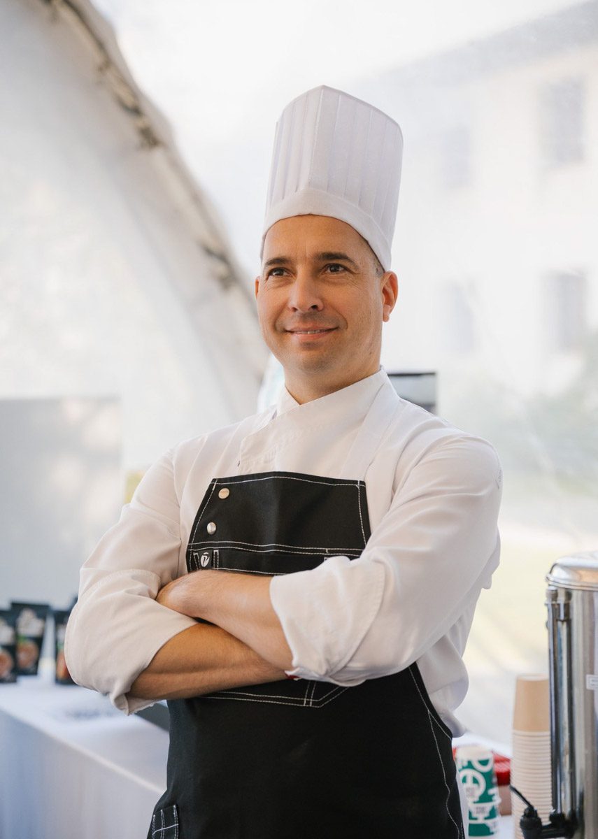 Еда — важный проводник в любую культуру. В воскресенье, 28 апреля, жители 33-го региона смогут лучше узнать Сербию. Поможет в этом гастроужин — первый в рамках целой серии. Удивлять гостей будет многократный призер чемпионатов по кулинарии — шеф-повар Зоран Велькович.