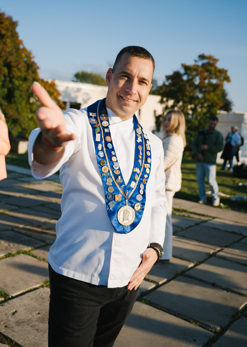 Еда — важный проводник в любую культуру. В воскресенье, 28 апреля, жители 33-го региона смогут лучше узнать Сербию. Поможет в этом гастроужин — первый в рамках целой серии. Удивлять гостей будет многократный призер чемпионатов по кулинарии — шеф-повар Зоран Велькович.