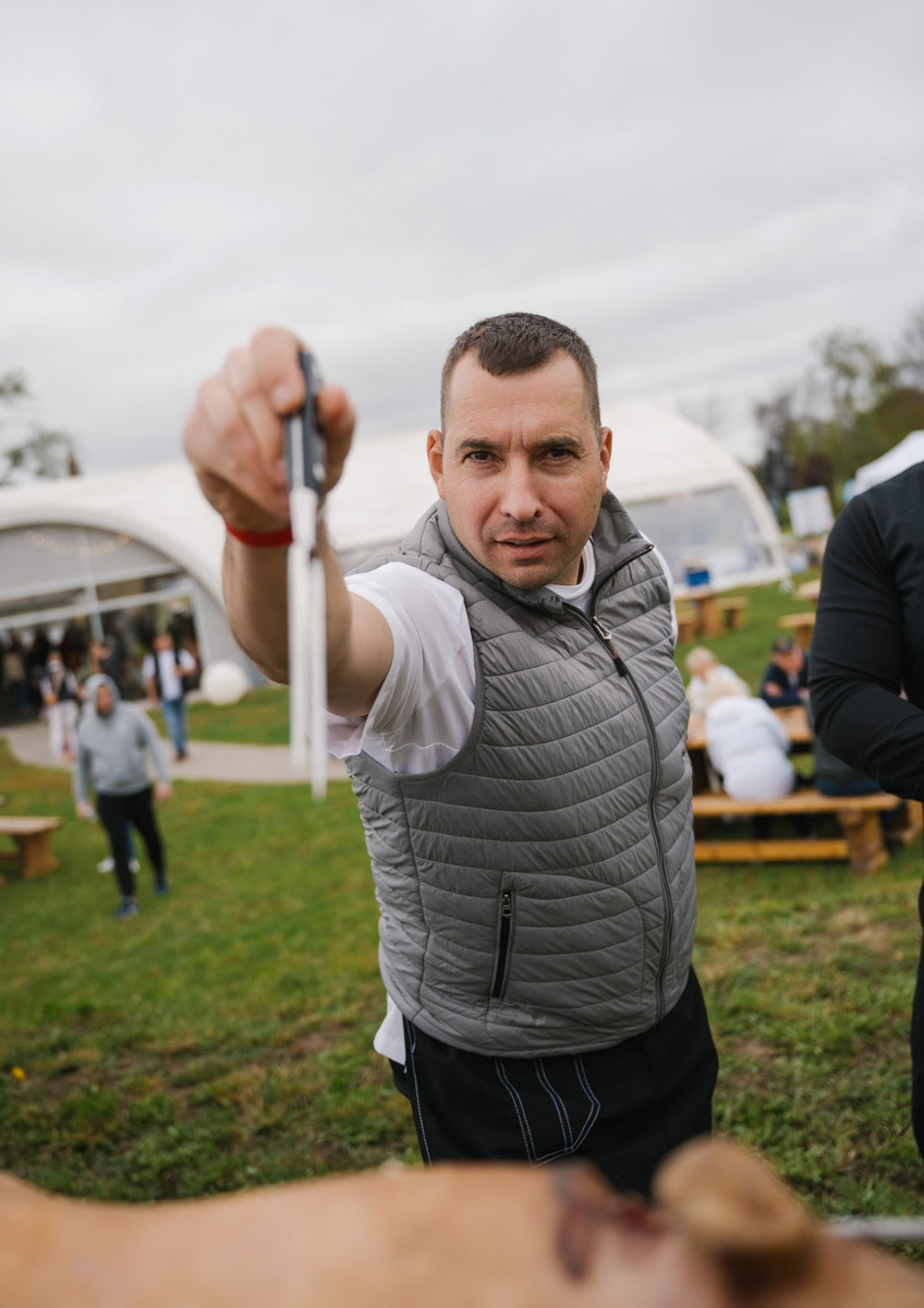 Еда — важный проводник в любую культуру. В воскресенье, 28 апреля, жители 33-го региона смогут лучше узнать Сербию. Поможет в этом гастроужин — первый в рамках целой серии. Удивлять гостей будет многократный призер чемпионатов по кулинарии — шеф-повар Зоран Велькович.