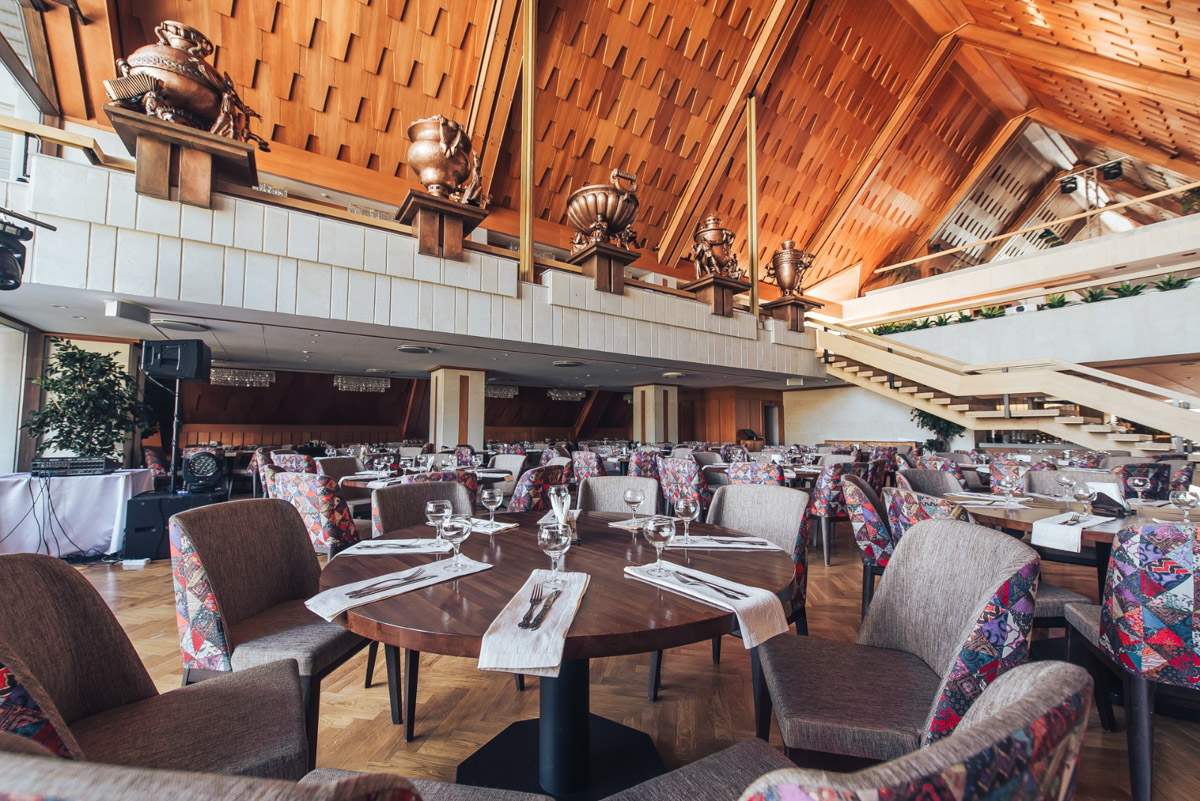 Еда — важный проводник в любую культуру. В воскресенье, 28 апреля, жители 33-го региона смогут лучше узнать Сербию. Поможет в этом гастроужин — первый в рамках целой серии. Удивлять гостей будет многократный призер чемпионатов по кулинарии — шеф-повар Зоран Велькович.