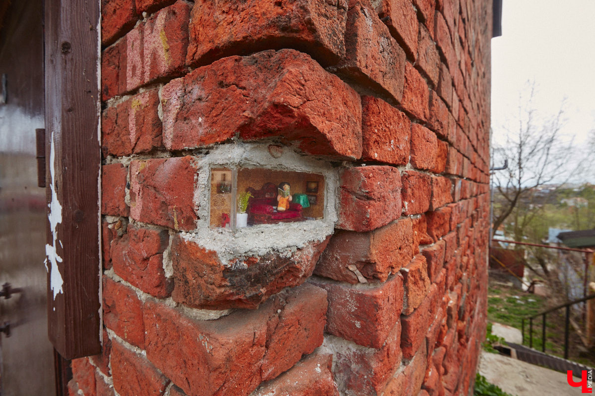 В старинном доме Владимира поселилась читающая девочка из далекого прошлого. Много места она не занимает, да и квартира ее размером всего в один кирпич. Чудесная миниатюра — новая работа уличных художников Регины Яфасовой и Федора Карпова, три года назад запустивших в нашем городе увлекательный квест.