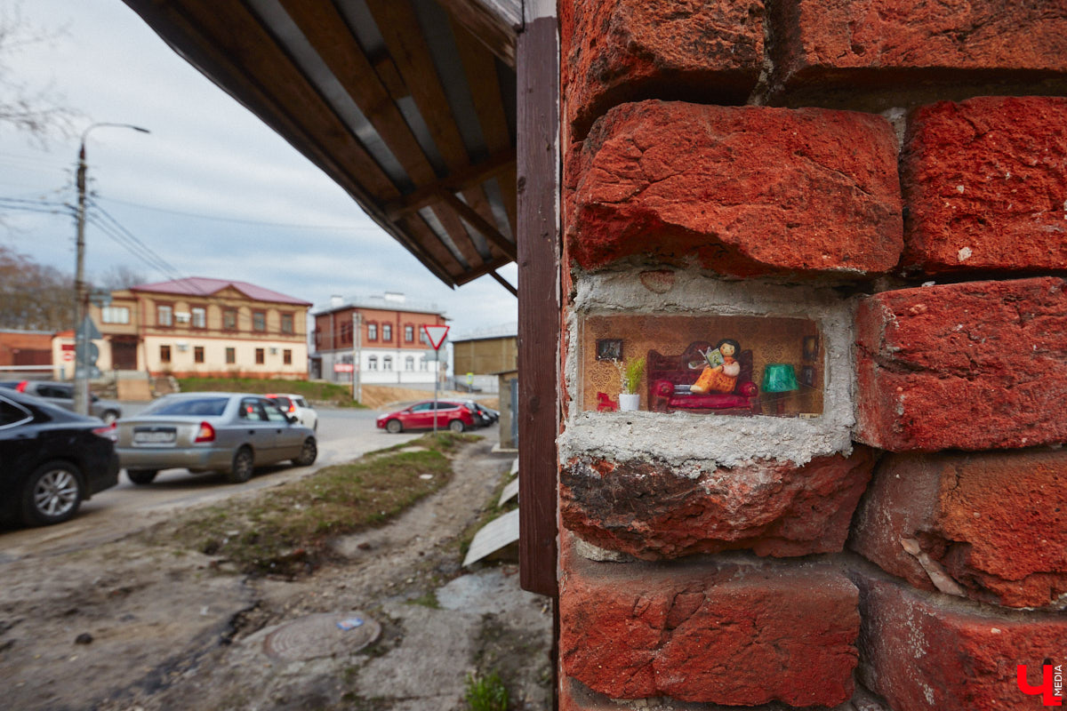 В старинном доме Владимира поселилась читающая девочка из далекого прошлого. Много места она не занимает, да и квартира ее размером всего в один кирпич. Чудесная миниатюра — новая работа уличных художников Регины Яфасовой и Федора Карпова, три года назад запустивших в нашем городе увлекательный квест.