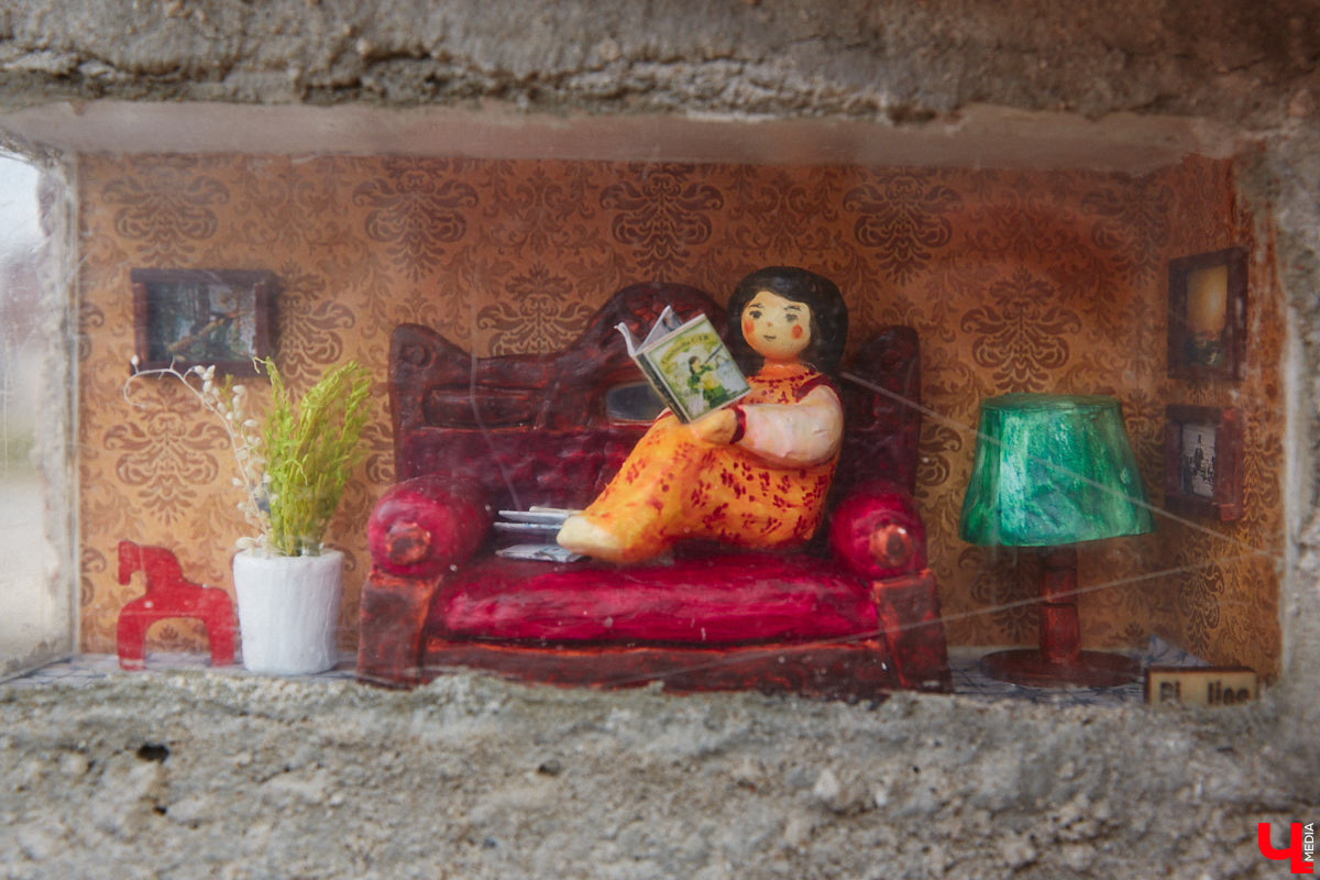 В старинном доме Владимира поселилась читающая девочка из далекого прошлого. Много места она не занимает, да и квартира ее размером всего в один кирпич. Чудесная миниатюра — новая работа уличных художников Регины Яфасовой и Федора Карпова, три года назад запустивших в нашем городе увлекательный квест.