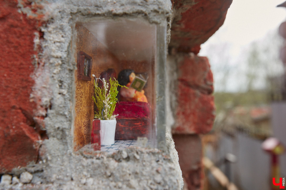 В старинном доме Владимира поселилась читающая девочка из далекого прошлого. Много места она не занимает, да и квартира ее размером всего в один кирпич. Чудесная миниатюра — новая работа уличных художников Регины Яфасовой и Федора Карпова, три года назад запустивших в нашем городе увлекательный квест.