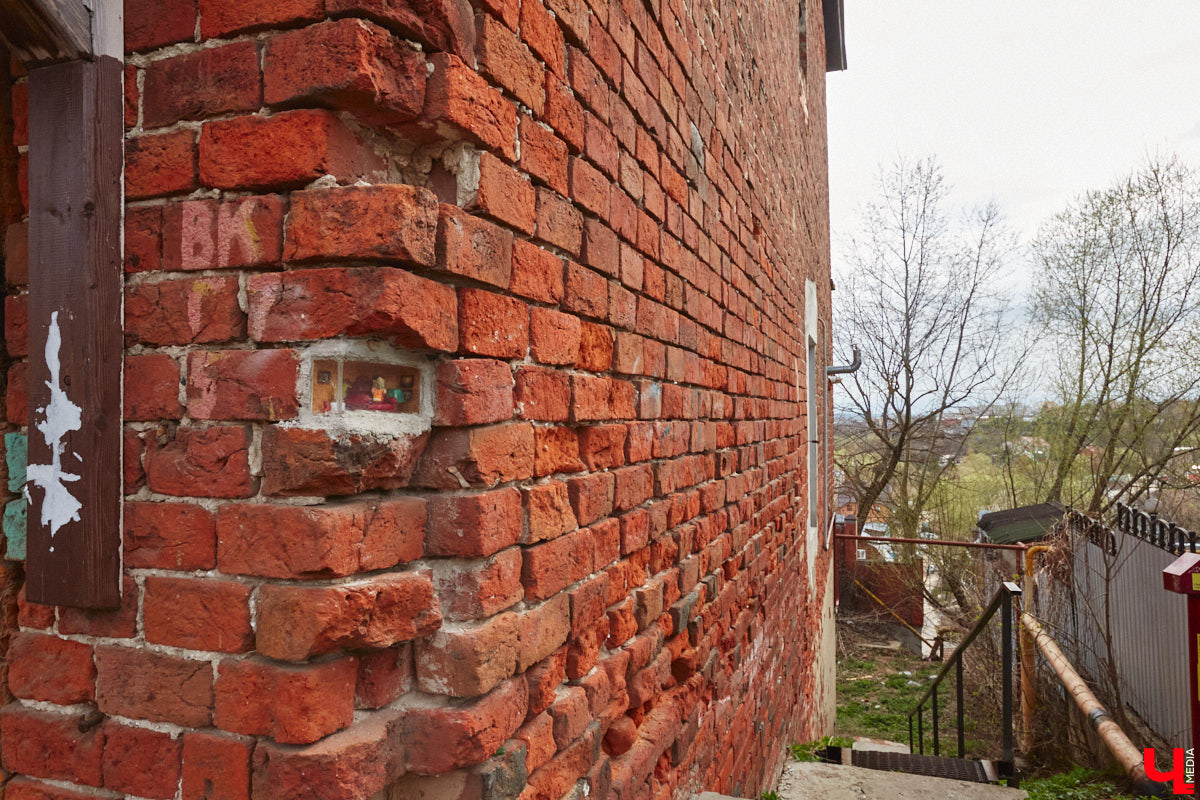 В старинном доме Владимира поселилась читающая девочка из далекого прошлого. Много места она не занимает, да и квартира ее размером всего в один кирпич. Чудесная миниатюра — новая работа уличных художников Регины Яфасовой и Федора Карпова, три года назад запустивших в нашем городе увлекательный квест.