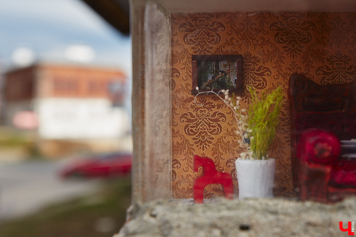 В старинном доме Владимира поселилась читающая девочка из далекого прошлого. Много места она не занимает, да и квартира ее размером всего в один кирпич. Чудесная миниатюра — новая работа уличных художников Регины Яфасовой и Федора Карпова, три года назад запустивших в нашем городе увлекательный квест.