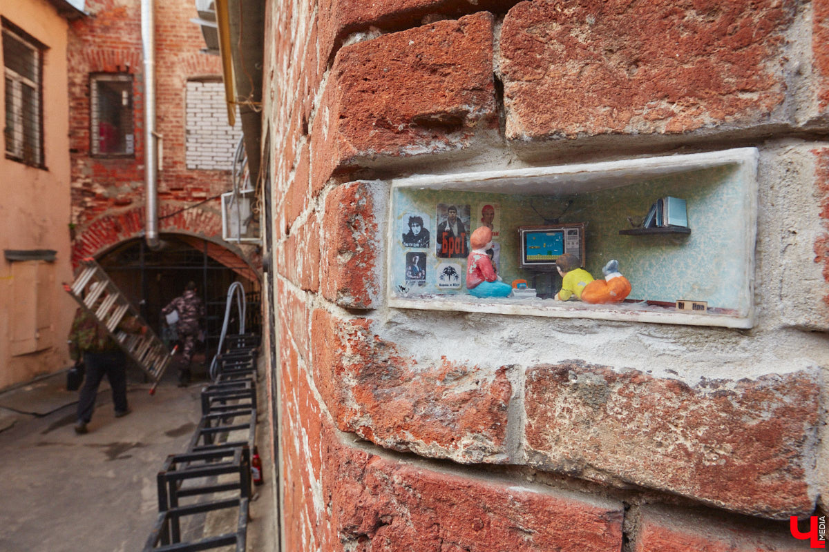 В старинном доме Владимира поселилась читающая девочка из далекого прошлого. Много места она не занимает, да и квартира ее размером всего в один кирпич. Чудесная миниатюра — новая работа уличных художников Регины Яфасовой и Федора Карпова, три года назад запустивших в нашем городе увлекательный квест.