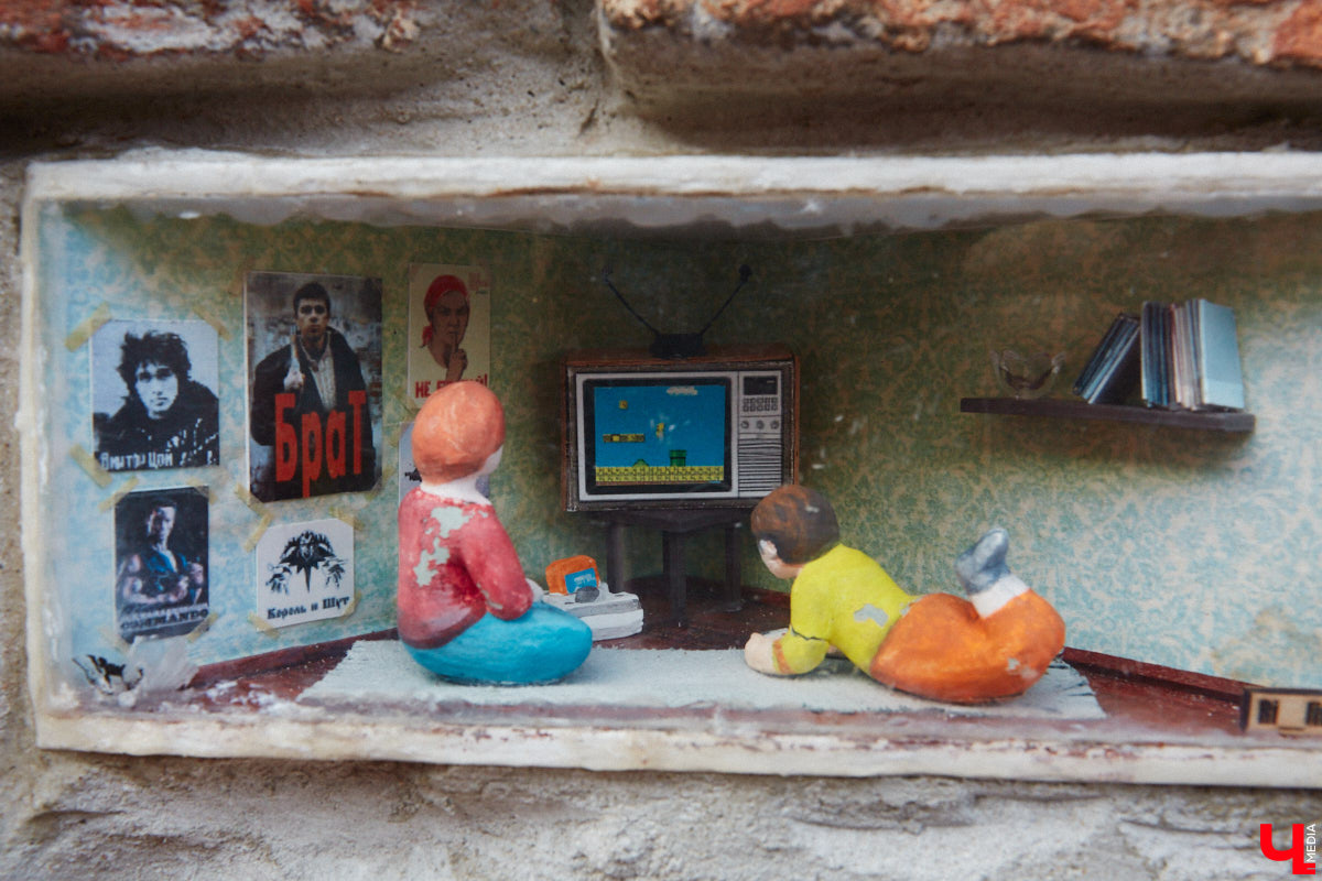 В старинном доме Владимира поселилась читающая девочка из далекого прошлого. Много места она не занимает, да и квартира ее размером всего в один кирпич. Чудесная миниатюра — новая работа уличных художников Регины Яфасовой и Федора Карпова, три года назад запустивших в нашем городе увлекательный квест.