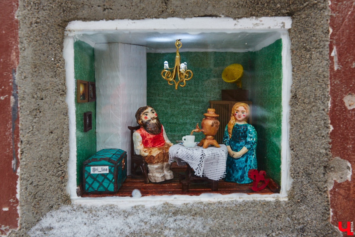 В старинном доме Владимира поселилась читающая девочка из далекого прошлого. Много места она не занимает, да и квартира ее размером всего в один кирпич. Чудесная миниатюра — новая работа уличных художников Регины Яфасовой и Федора Карпова, три года назад запустивших в нашем городе увлекательный квест.