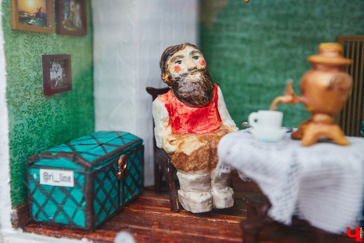 В старинном доме Владимира поселилась читающая девочка из далекого прошлого. Много места она не занимает, да и квартира ее размером всего в один кирпич. Чудесная миниатюра — новая работа уличных художников Регины Яфасовой и Федора Карпова, три года назад запустивших в нашем городе увлекательный квест.