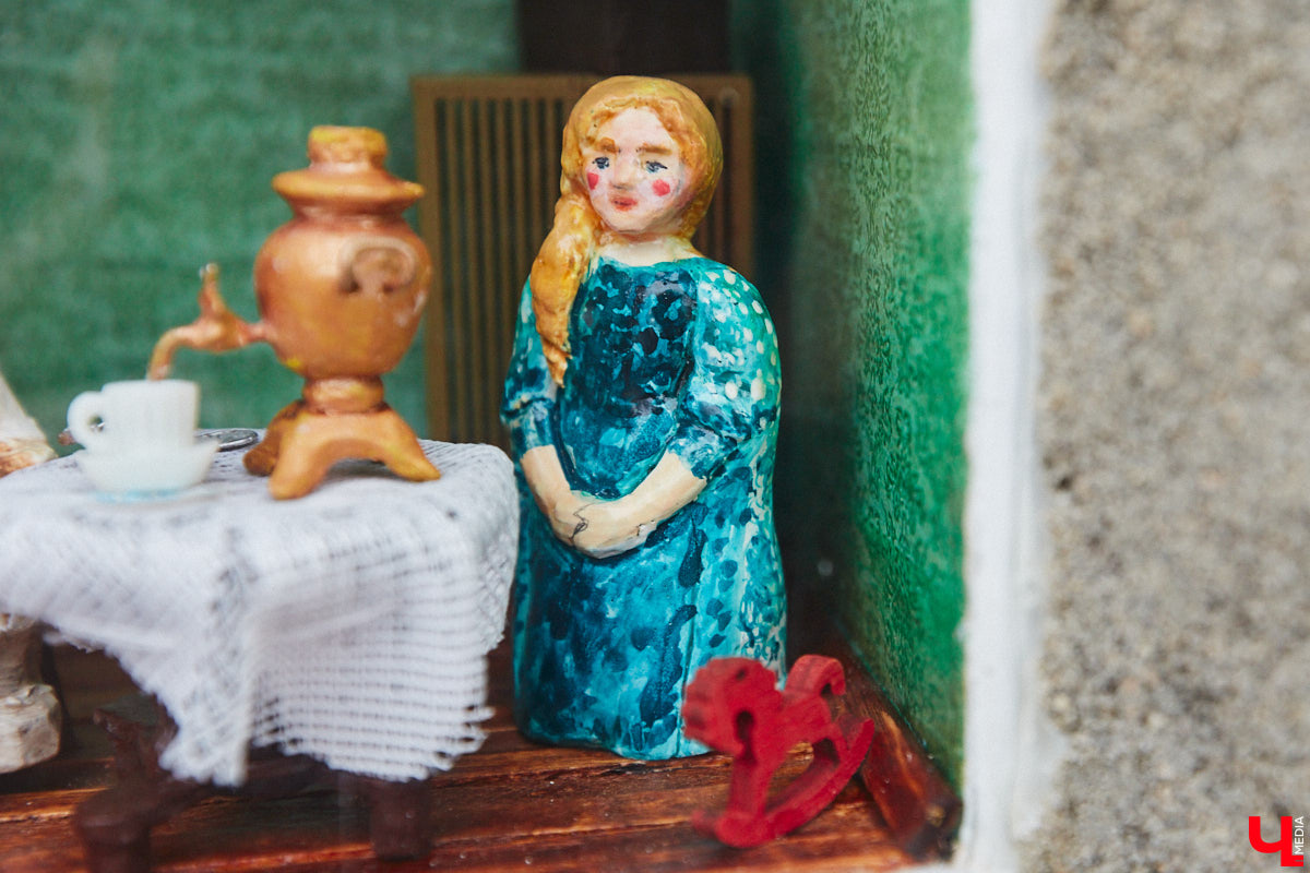 В старинном доме Владимира поселилась читающая девочка из далекого прошлого. Много места она не занимает, да и квартира ее размером всего в один кирпич. Чудесная миниатюра — новая работа уличных художников Регины Яфасовой и Федора Карпова, три года назад запустивших в нашем городе увлекательный квест.