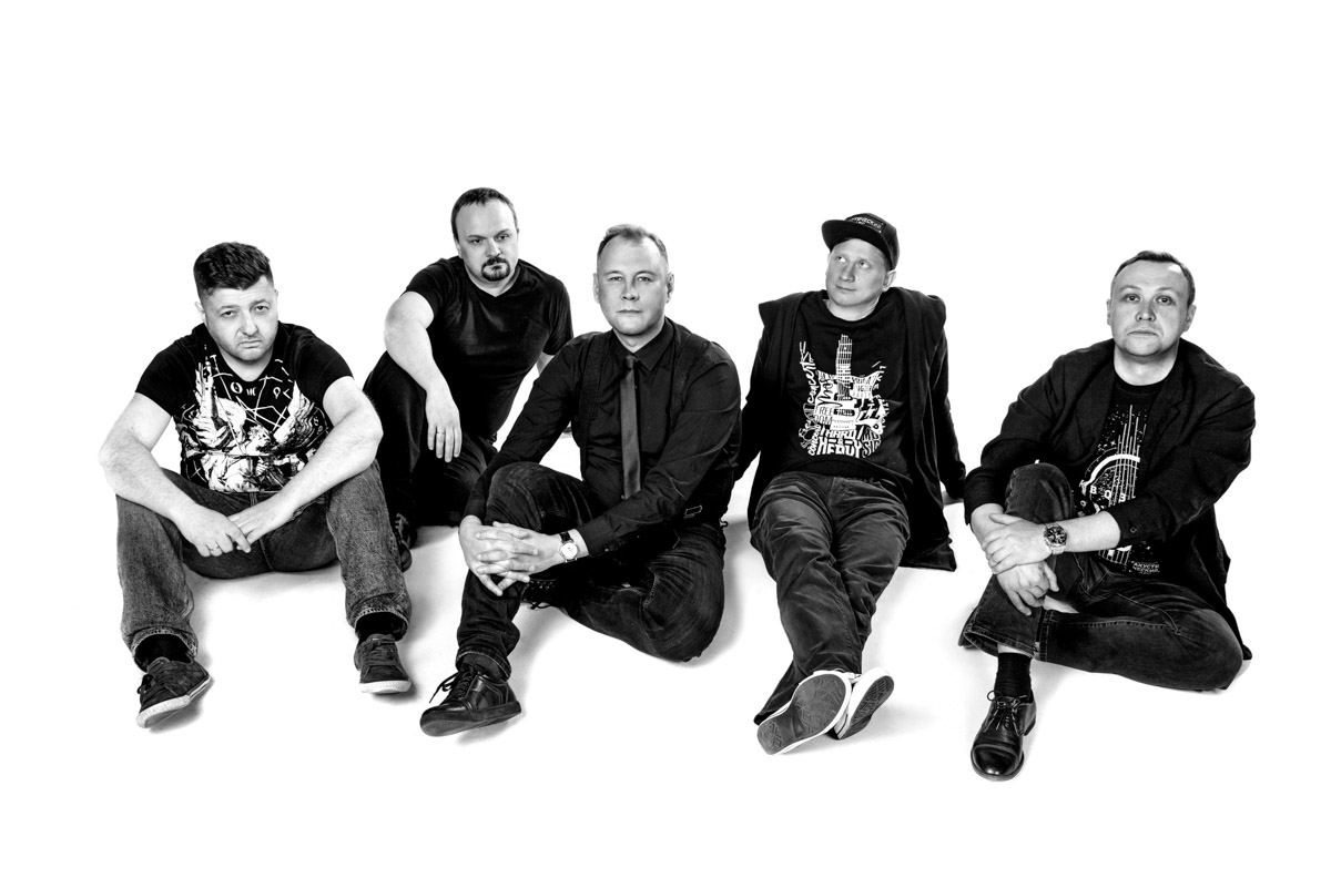 Девяностые годы — времена безумной свободы, граничащей с анархией, но мечтающий стать музыкантом Стас Кондаков и его друзья тогда были молоды, жили в Радужном и вообще думали только о рок-н-ролле и любви. Об этом и не только бессменный лидер группы «Акустический лес» в манере, где сошлись Зощенко с Довлатовым, рассказывает в своей книге «ОТ А. Дети рок-н-ролла».