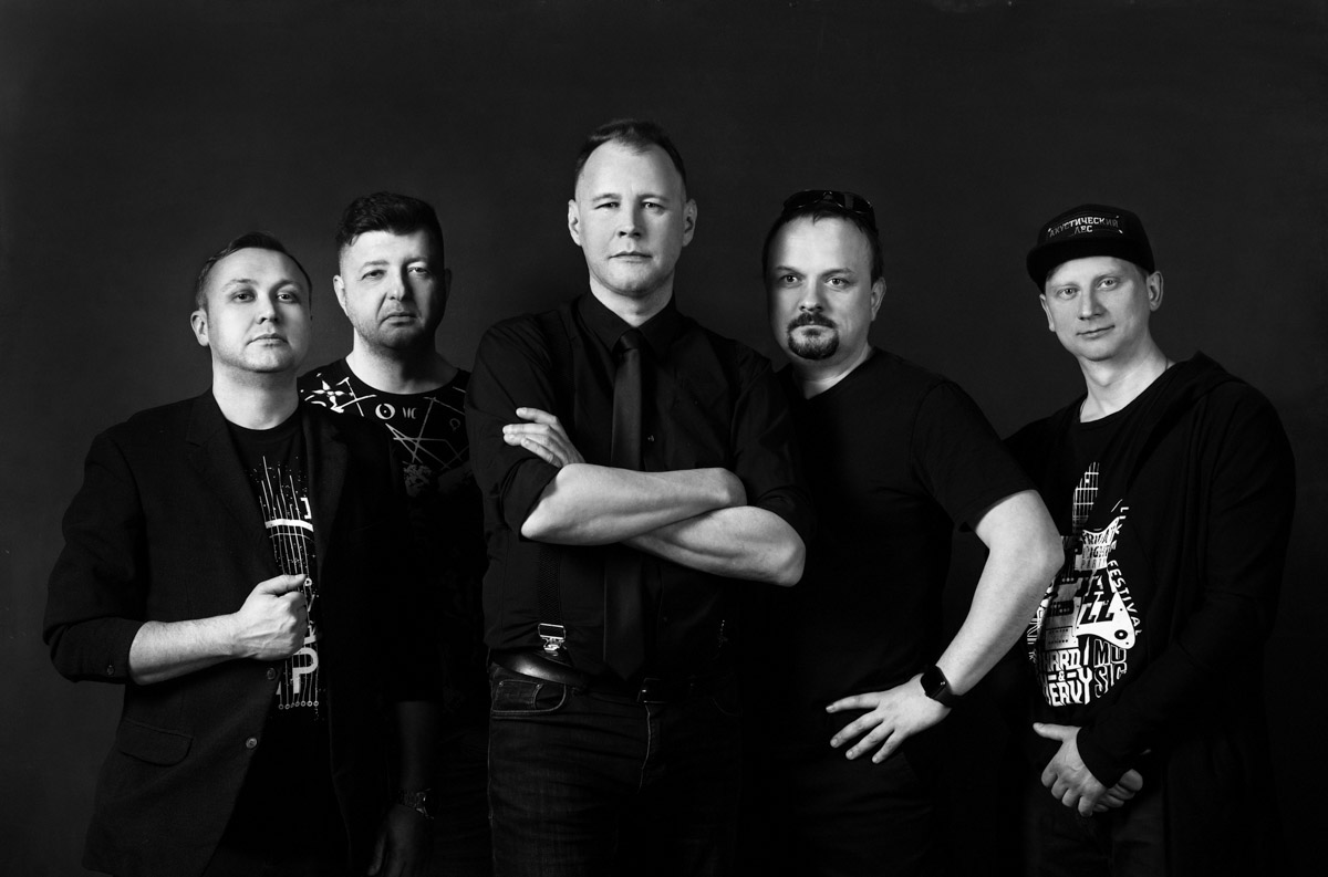 Девяностые годы — времена безумной свободы, граничащей с анархией, но мечтающий стать музыкантом Стас Кондаков и его друзья тогда были молоды, жили в Радужном и вообще думали только о рок-н-ролле и любви. Об этом и не только бессменный лидер группы «Акустический лес» в манере, где сошлись Зощенко с Довлатовым, рассказывает в своей книге «ОТ А. Дети рок-н-ролла».