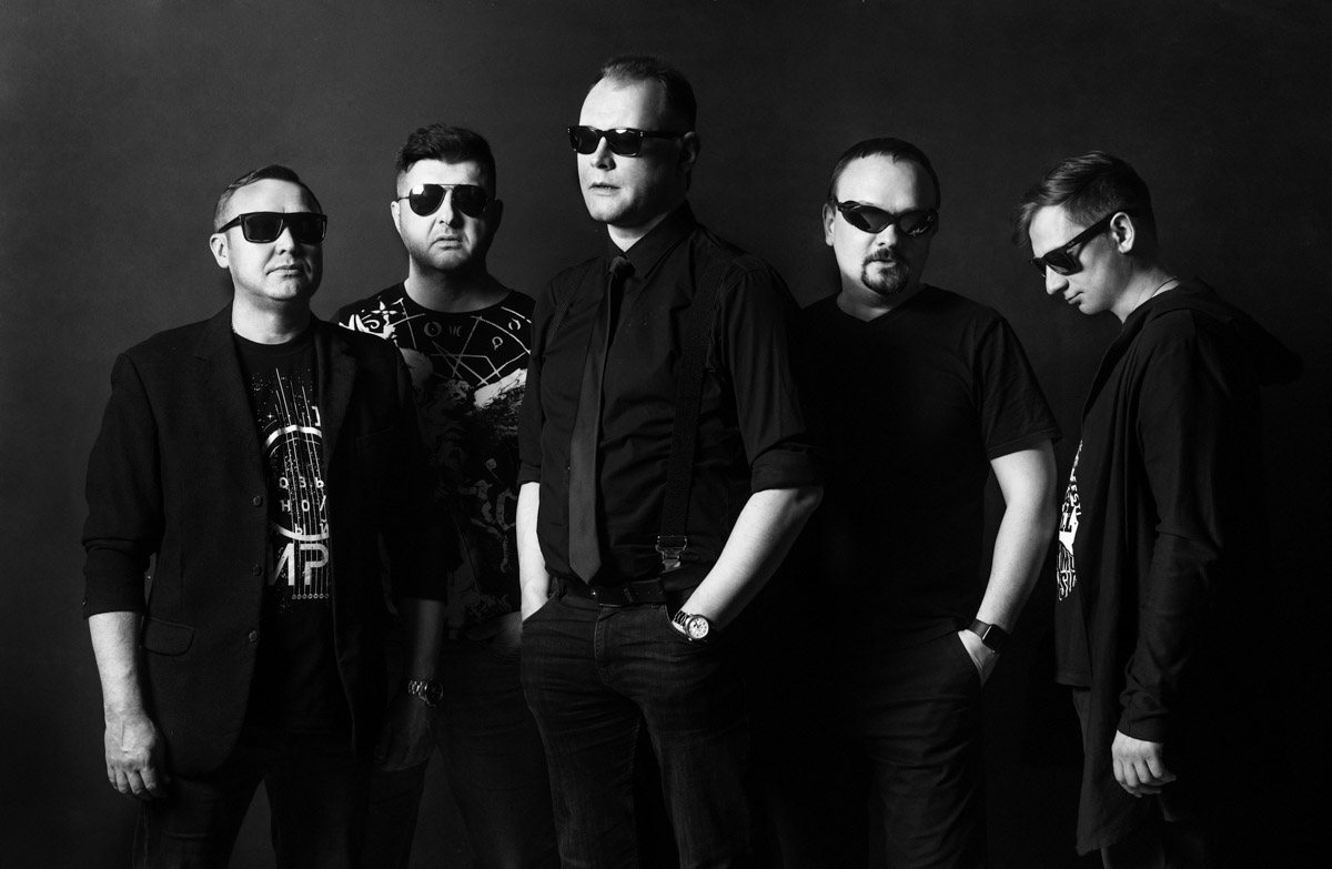 Девяностые годы — времена безумной свободы, граничащей с анархией, но мечтающий стать музыкантом Стас Кондаков и его друзья тогда были молоды, жили в Радужном и вообще думали только о рок-н-ролле и любви. Об этом и не только бессменный лидер группы «Акустический лес» в манере, где сошлись Зощенко с Довлатовым, рассказывает в своей книге «ОТ А. Дети рок-н-ролла».