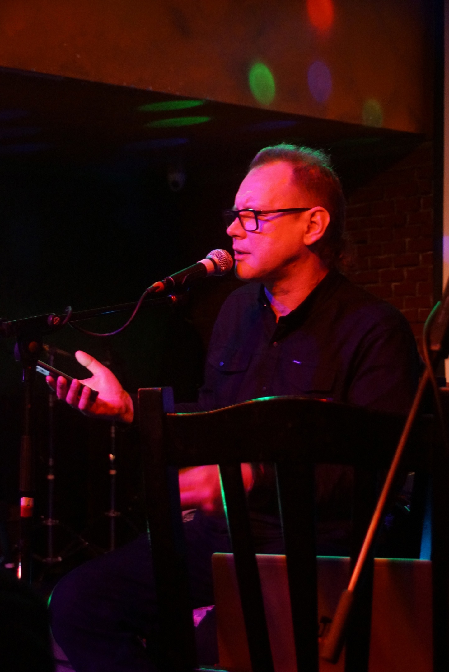 Девяностые годы — времена безумной свободы, граничащей с анархией, но мечтающий стать музыкантом Стас Кондаков и его друзья тогда были молоды, жили в Радужном и вообще думали только о рок-н-ролле и любви. Об этом и не только бессменный лидер группы «Акустический лес» в манере, где сошлись Зощенко с Довлатовым, рассказывает в своей книге «ОТ А. Дети рок-н-ролла».