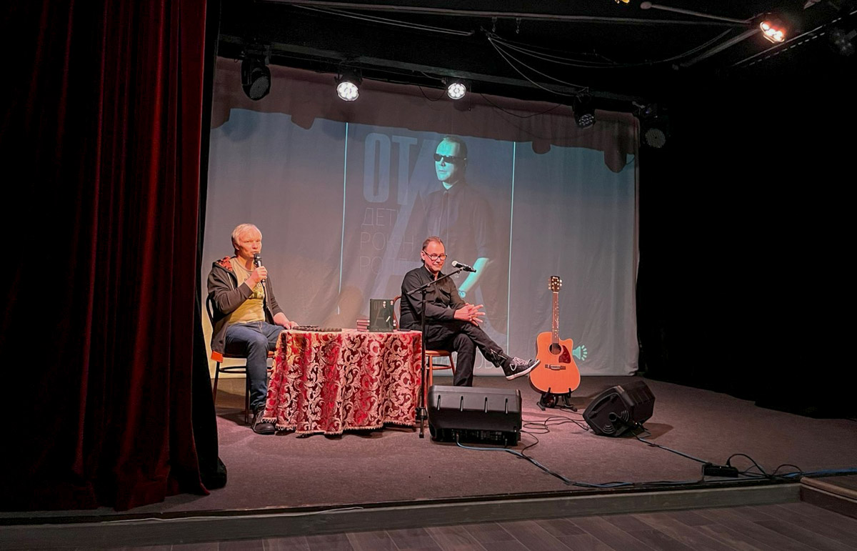 Девяностые годы — времена безумной свободы, граничащей с анархией, но мечтающий стать музыкантом Стас Кондаков и его друзья тогда были молоды, жили в Радужном и вообще думали только о рок-н-ролле и любви. Об этом и не только бессменный лидер группы «Акустический лес» в манере, где сошлись Зощенко с Довлатовым, рассказывает в своей книге «ОТ А. Дети рок-н-ролла».