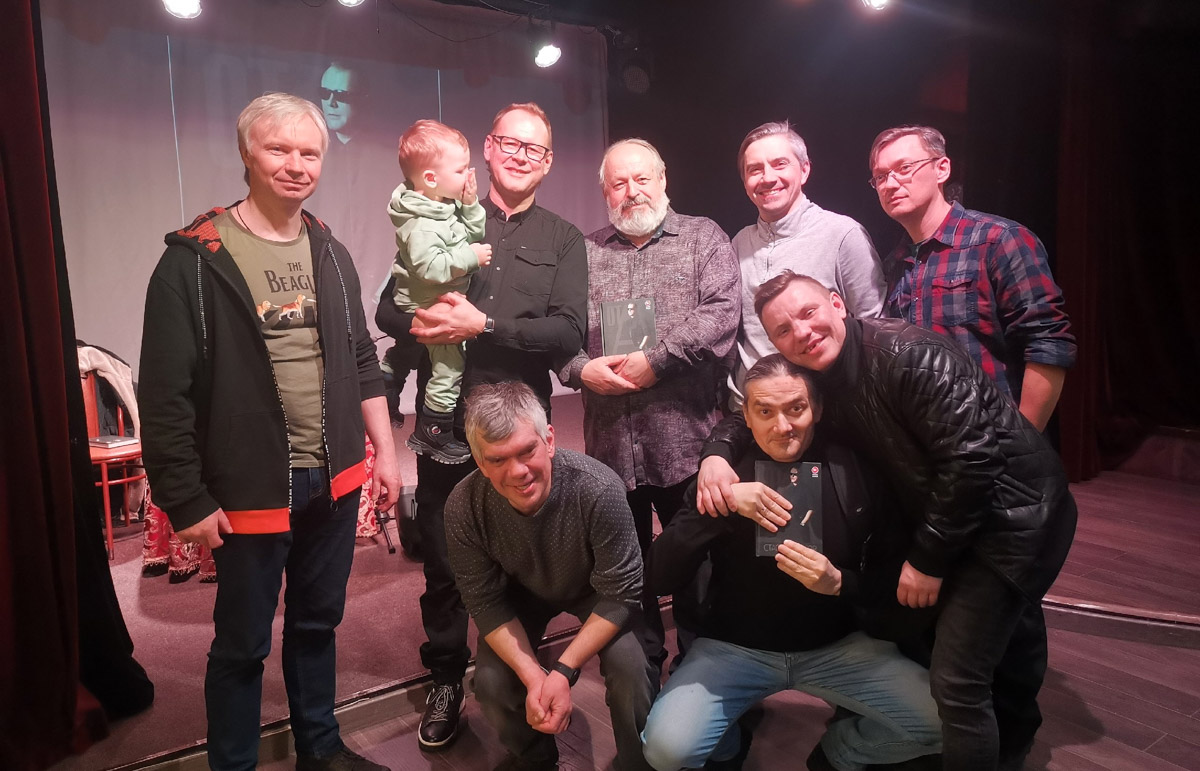 Девяностые годы — времена безумной свободы, граничащей с анархией, но мечтающий стать музыкантом Стас Кондаков и его друзья тогда были молоды, жили в Радужном и вообще думали только о рок-н-ролле и любви. Об этом и не только бессменный лидер группы «Акустический лес» в манере, где сошлись Зощенко с Довлатовым, рассказывает в своей книге «ОТ А. Дети рок-н-ролла».