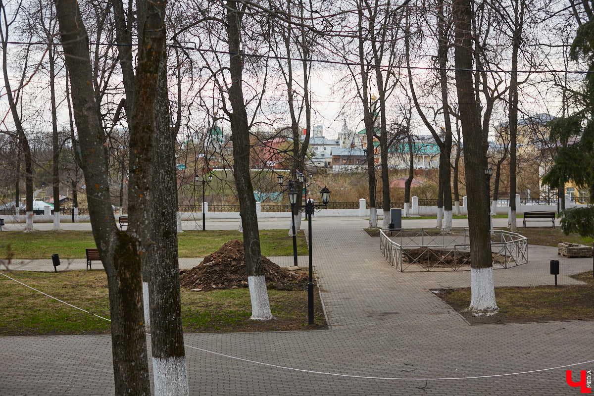 Во Владимире стартовали работы по установке памятника Александру Сергеевичу Пушкину. На бульваре, носящем его имя, уже разрыли основание. А сама скульптура готова в натуральную величину, правда, пока только в глине. Но до 6 июня композиция должна занять свое место в центре города. Меценат, профинансировавший создание монумента, считает, что это будет лучшая бронзовая версия великого поэта в России.