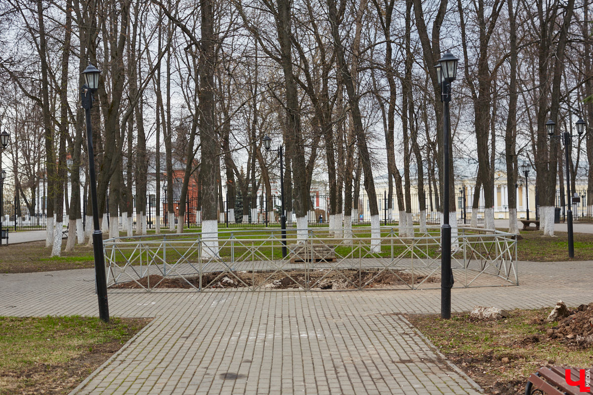 Во Владимире стартовали работы по установке памятника Александру Сергеевичу Пушкину. На бульваре, носящем его имя, уже разрыли основание. А сама скульптура готова в натуральную величину, правда, пока только в глине. Но до 6 июня композиция должна занять свое место в центре города. Меценат, профинансировавший создание монумента, считает, что это будет лучшая бронзовая версия великого поэта в России.