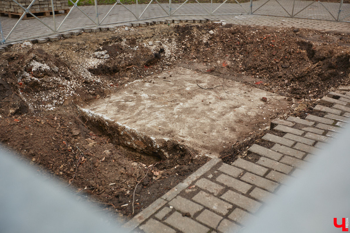 Во Владимире стартовали работы по установке памятника Александру Сергеевичу Пушкину. На бульваре, носящем его имя, уже разрыли основание. А сама скульптура готова в натуральную величину, правда, пока только в глине. Но до 6 июня композиция должна занять свое место в центре города. Меценат, профинансировавший создание монумента, считает, что это будет лучшая бронзовая версия великого поэта в России.