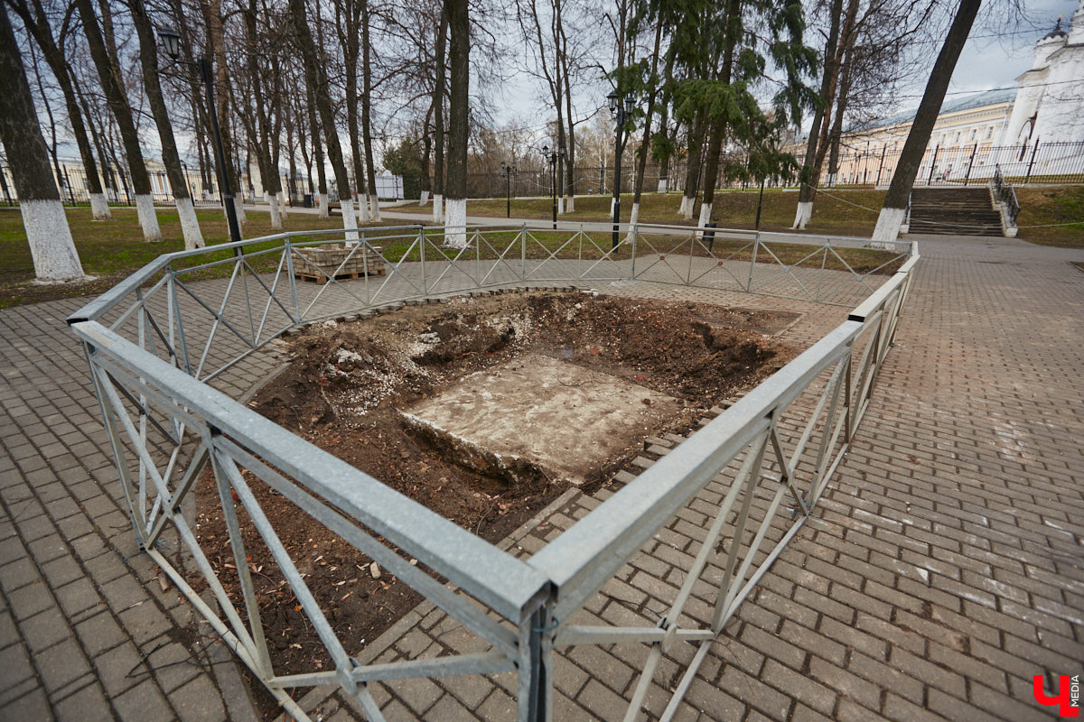 Во Владимире стартовали работы по установке памятника Александру Сергеевичу Пушкину. На бульваре, носящем его имя, уже разрыли основание. А сама скульптура готова в натуральную величину, правда, пока только в глине. Но до 6 июня композиция должна занять свое место в центре города. Меценат, профинансировавший создание монумента, считает, что это будет лучшая бронзовая версия великого поэта в России.