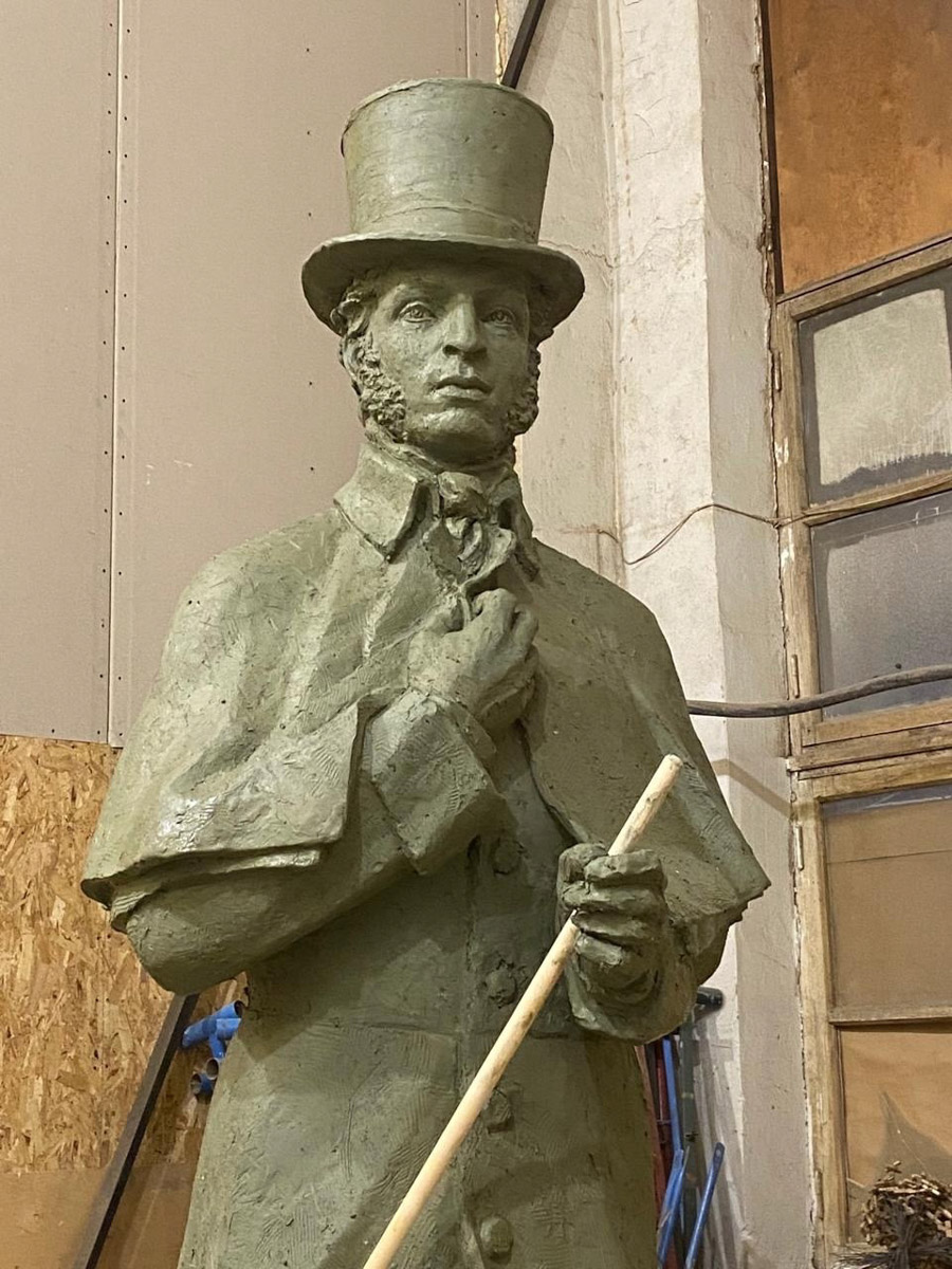 Во Владимире стартовали работы по установке памятника Александру Сергеевичу Пушкину. На бульваре, носящем его имя, уже разрыли основание. А сама скульптура готова в натуральную величину, правда, пока только в глине. Но до 6 июня композиция должна занять свое место в центре города. Меценат, профинансировавший создание монумента, считает, что это будет лучшая бронзовая версия великого поэта в России.