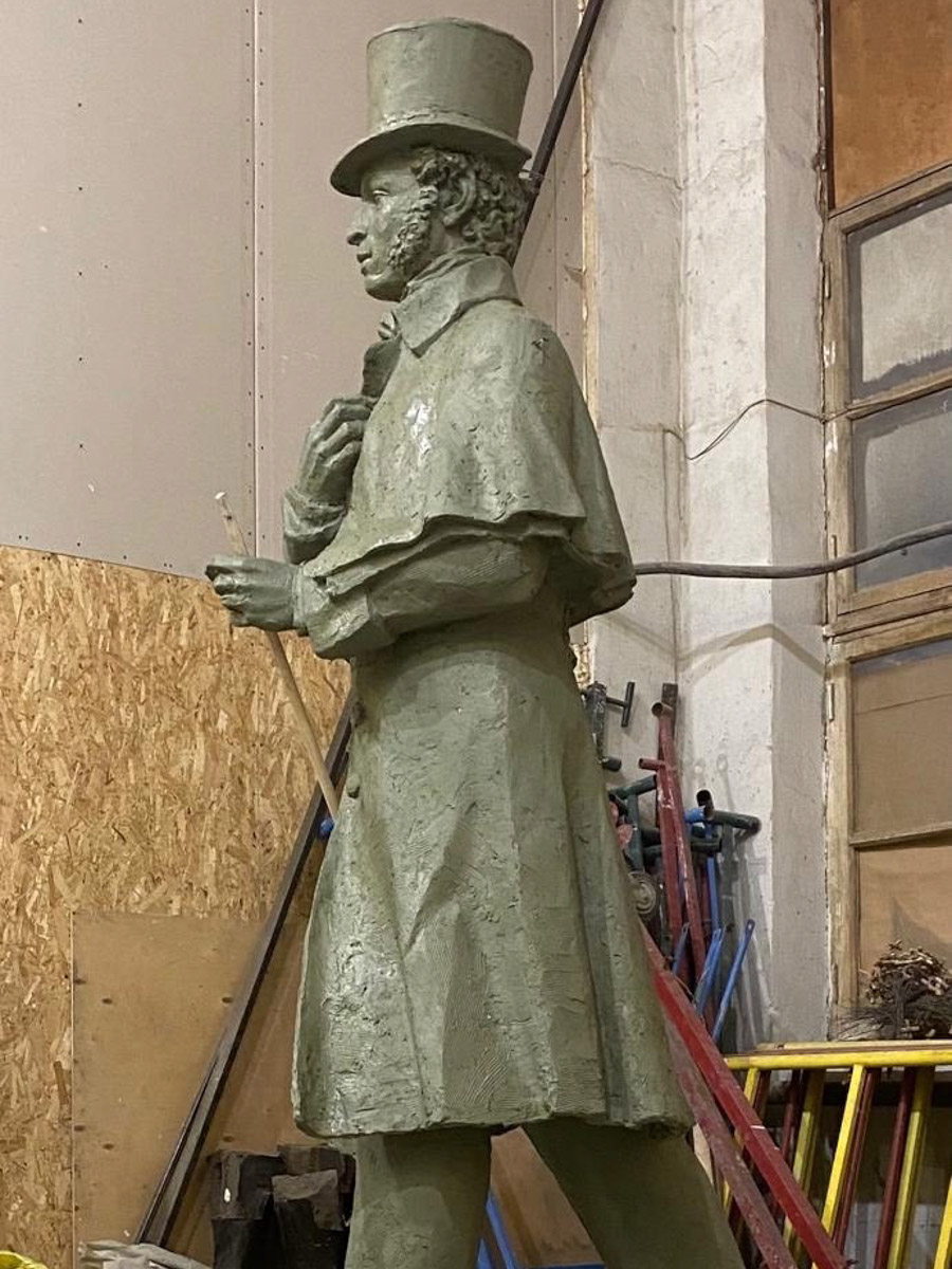 Во Владимире стартовали работы по установке памятника Александру Сергеевичу Пушкину. На бульваре, носящем его имя, уже разрыли основание. А сама скульптура готова в натуральную величину, правда, пока только в глине. Но до 6 июня композиция должна занять свое место в центре города. Меценат, профинансировавший создание монумента, считает, что это будет лучшая бронзовая версия великого поэта в России.