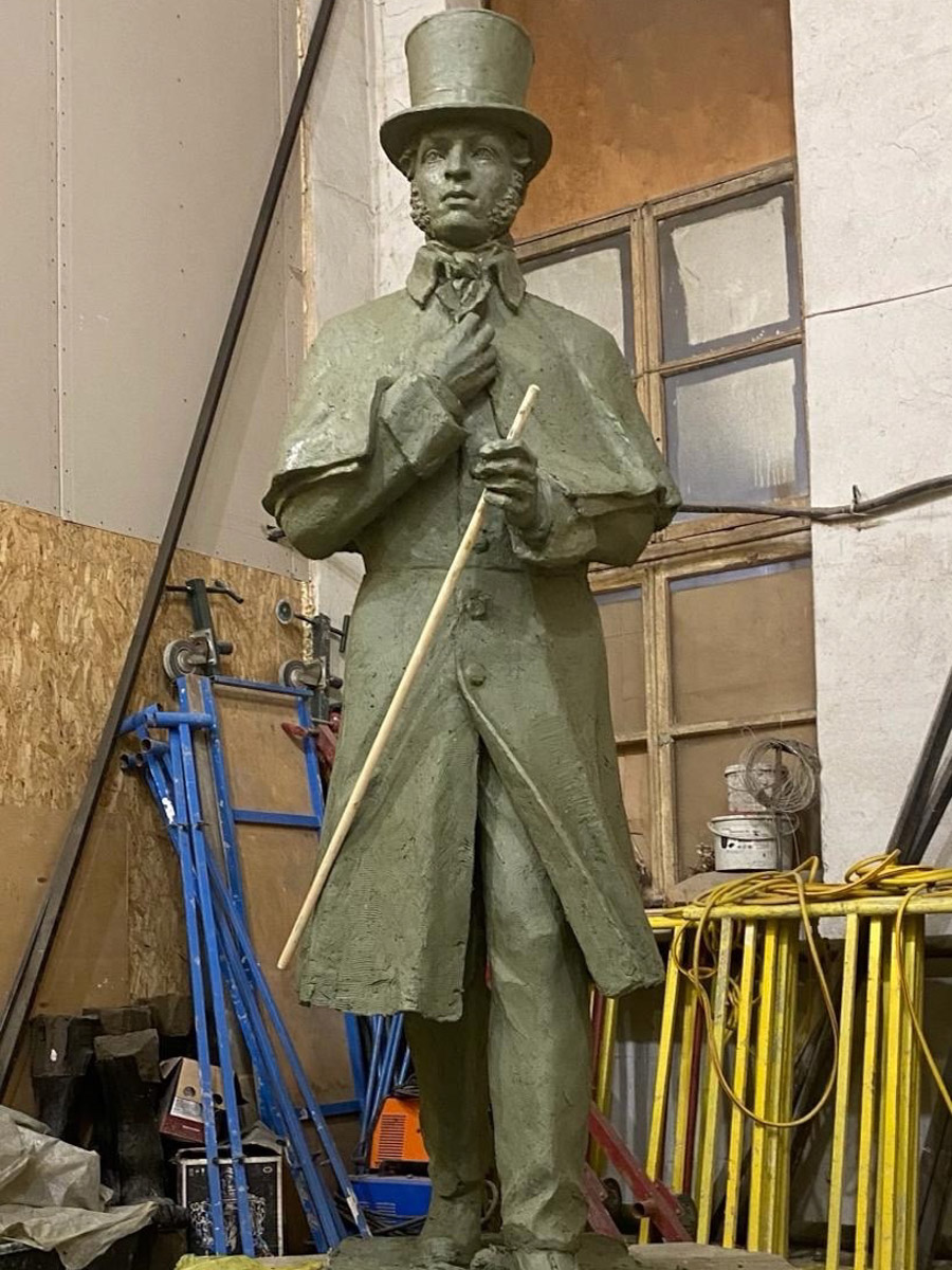 Во Владимире стартовали работы по установке памятника Александру Сергеевичу Пушкину. На бульваре, носящем его имя, уже разрыли основание. А сама скульптура готова в натуральную величину, правда, пока только в глине. Но до 6 июня композиция должна занять свое место в центре города. Меценат, профинансировавший создание монумента, считает, что это будет лучшая бронзовая версия великого поэта в России.