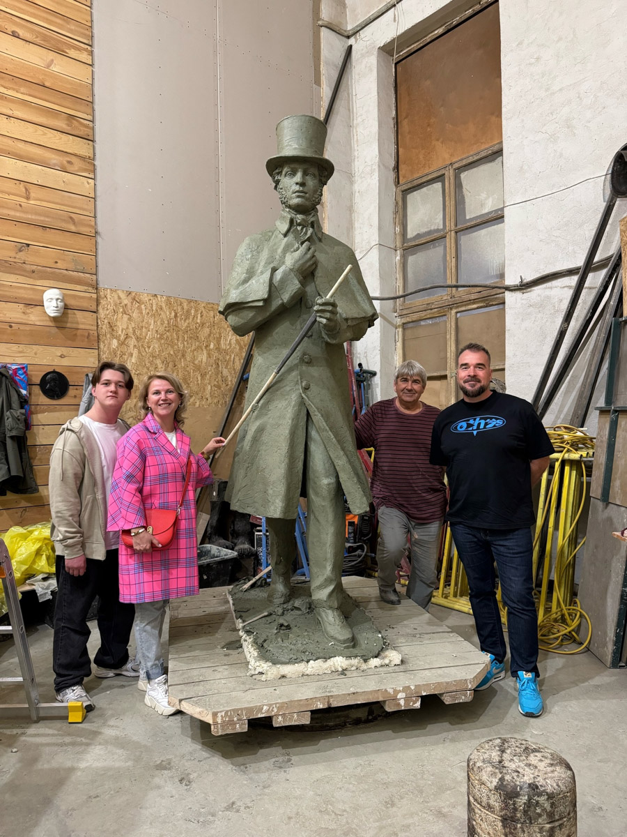 Во Владимире стартовали работы по установке памятника Александру Сергеевичу Пушкину. На бульваре, носящем его имя, уже разрыли основание. А сама скульптура готова в натуральную величину, правда, пока только в глине. Но до 6 июня композиция должна занять свое место в центре города. Меценат, профинансировавший создание монумента, считает, что это будет лучшая бронзовая версия великого поэта в России.