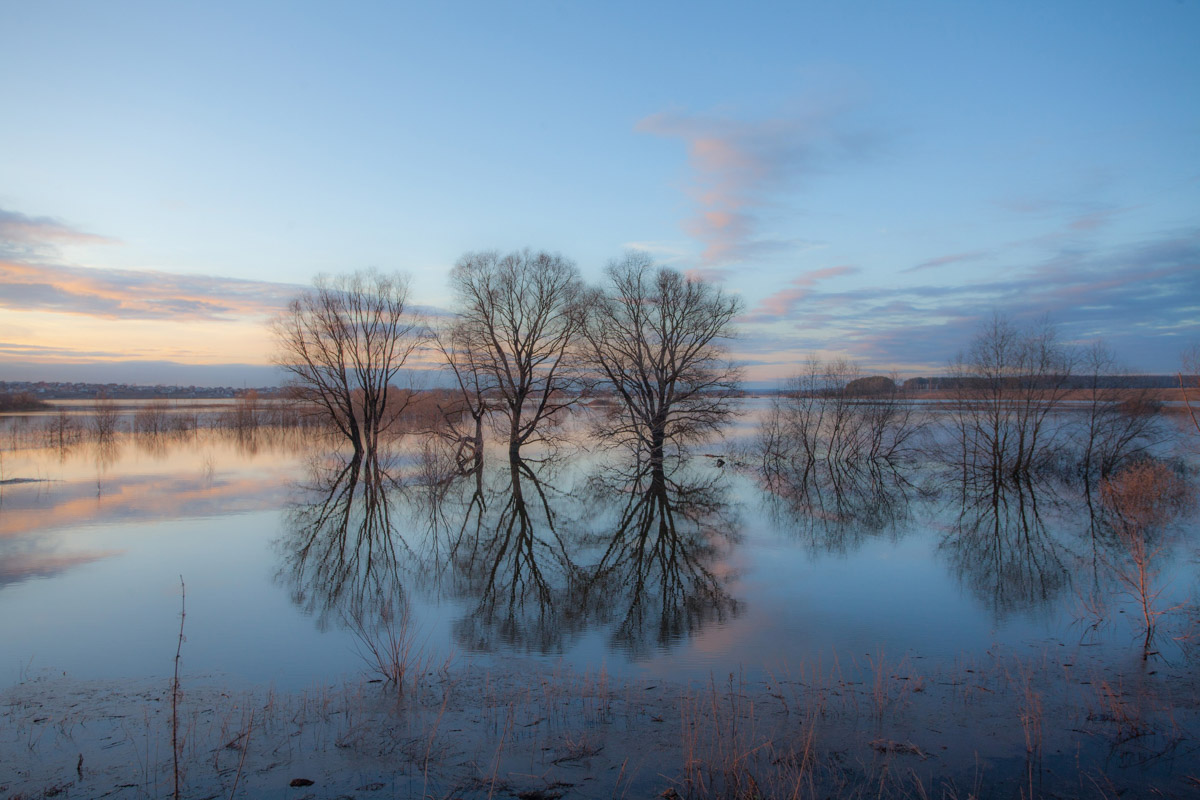 Храм Покрова на Нерли прекрасен в любое время года. А когда наступает пора весеннего разлива, территория вокруг него и вовсе на несколько недель превращается в «маленькую Венецию». Тогда сапы и байдарки становятся самым востребованным способом передвижения по заливному лугу.