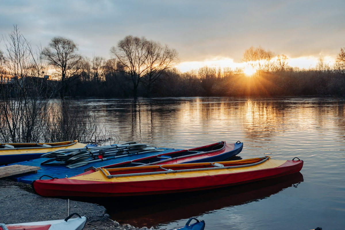 Храм Покрова на Нерли прекрасен в любое время года. А когда наступает пора весеннего разлива, территория вокруг него и вовсе на несколько недель превращается в «маленькую Венецию». Тогда сапы и байдарки становятся самым востребованным способом передвижения по заливному лугу.