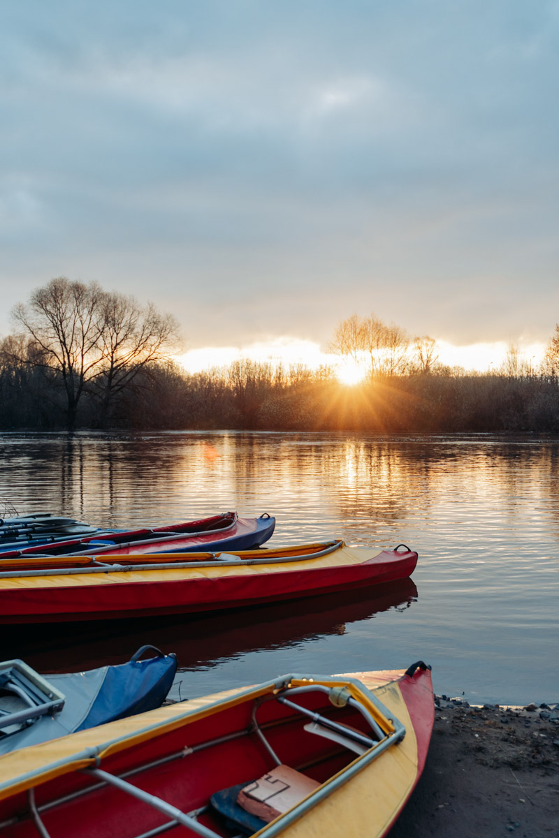 Храм Покрова на Нерли прекрасен в любое время года. А когда наступает пора весеннего разлива, территория вокруг него и вовсе на несколько недель превращается в «маленькую Венецию». Тогда сапы и байдарки становятся самым востребованным способом передвижения по заливному лугу.