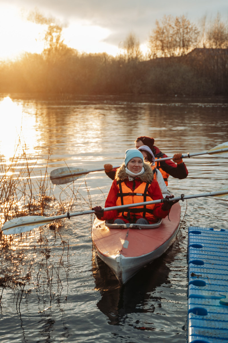 Храм Покрова на Нерли прекрасен в любое время года. А когда наступает пора весеннего разлива, территория вокруг него и вовсе на несколько недель превращается в «маленькую Венецию». Тогда сапы и байдарки становятся самым востребованным способом передвижения по заливному лугу.