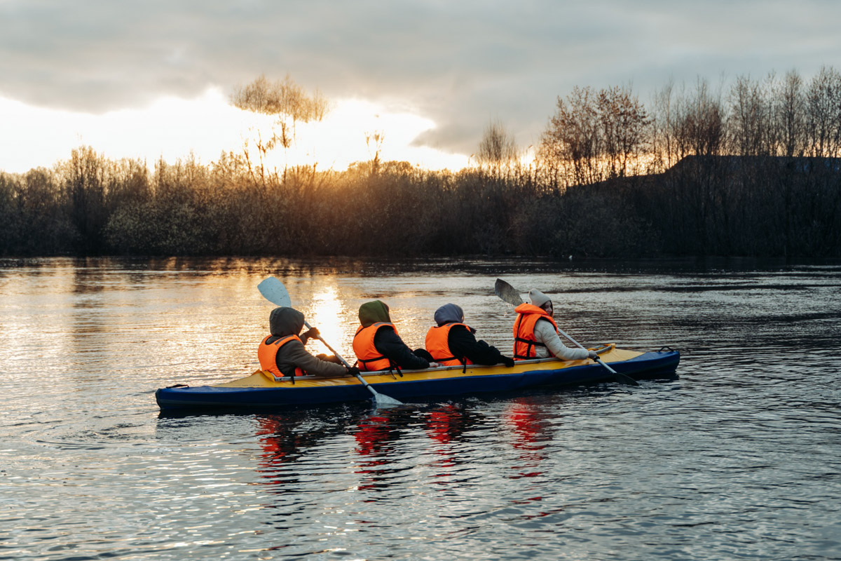Храм Покрова на Нерли прекрасен в любое время года. А когда наступает пора весеннего разлива, территория вокруг него и вовсе на несколько недель превращается в «маленькую Венецию». Тогда сапы и байдарки становятся самым востребованным способом передвижения по заливному лугу.