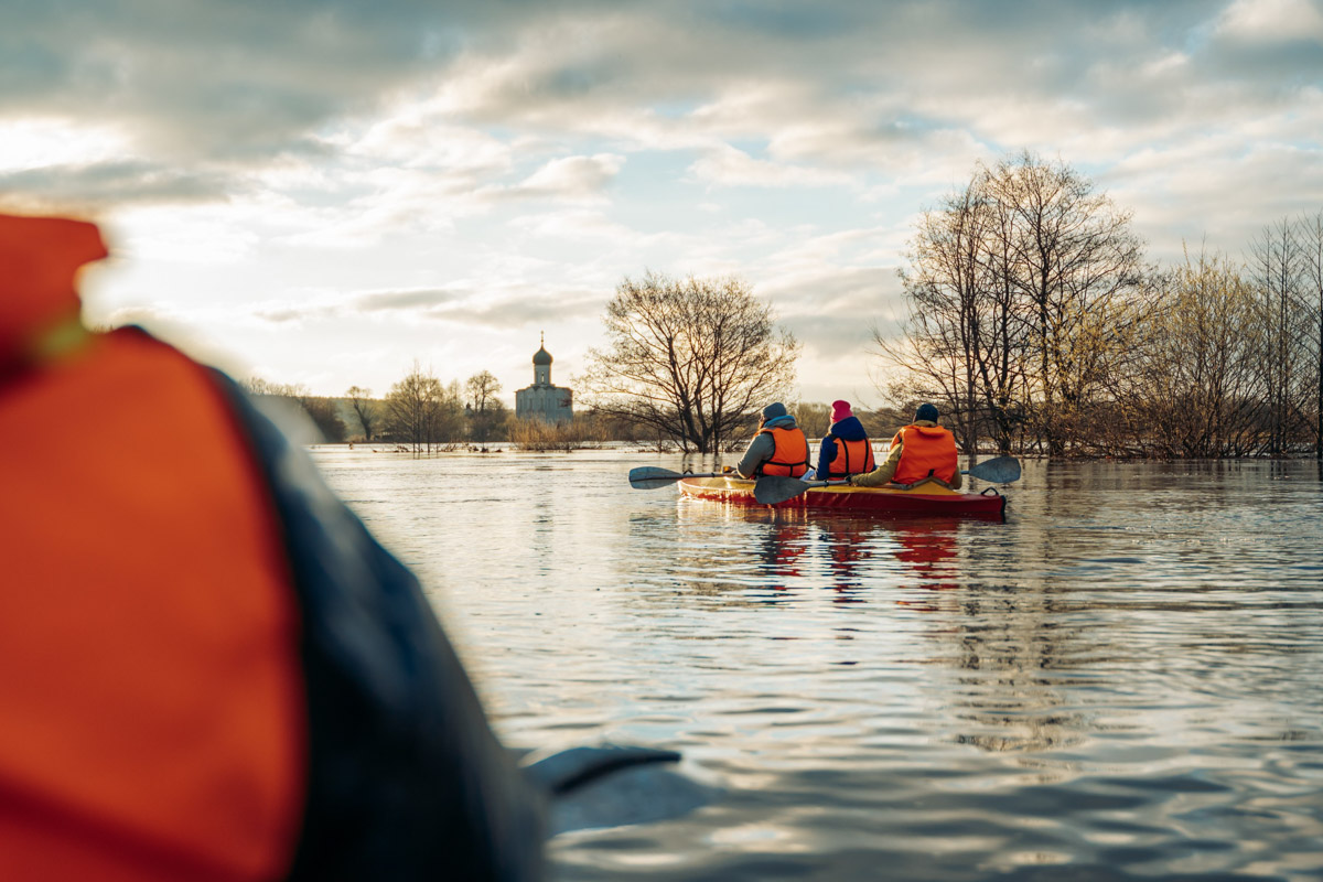Храм Покрова на Нерли прекрасен в любое время года. А когда наступает пора весеннего разлива, территория вокруг него и вовсе на несколько недель превращается в «маленькую Венецию». Тогда сапы и байдарки становятся самым востребованным способом передвижения по заливному лугу.