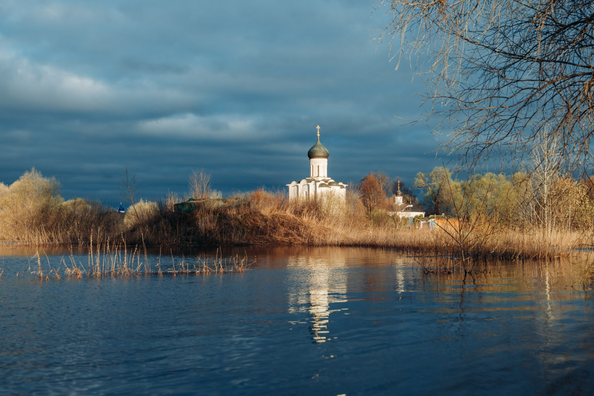 Храм Покрова на Нерли прекрасен в любое время года. А когда наступает пора весеннего разлива, территория вокруг него и вовсе на несколько недель превращается в «маленькую Венецию». Тогда сапы и байдарки становятся самым востребованным способом передвижения по заливному лугу.