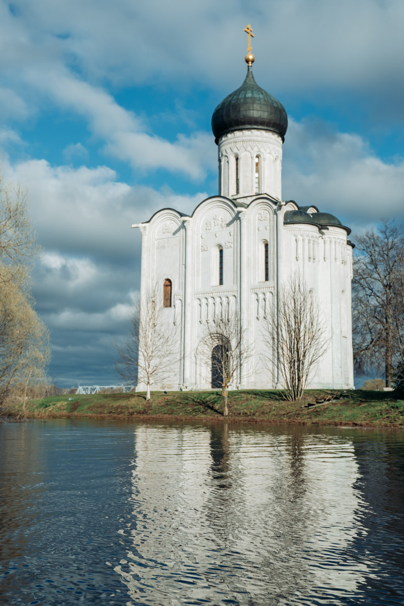 Храм Покрова на Нерли прекрасен в любое время года. А когда наступает пора весеннего разлива, территория вокруг него и вовсе на несколько недель превращается в «маленькую Венецию». Тогда сапы и байдарки становятся самым востребованным способом передвижения по заливному лугу.