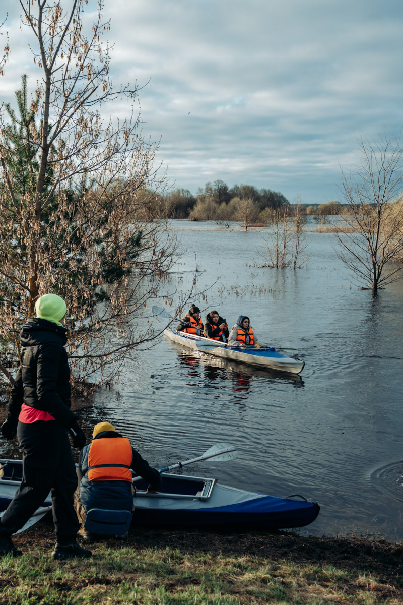 Храм Покрова на Нерли прекрасен в любое время года. А когда наступает пора весеннего разлива, территория вокруг него и вовсе на несколько недель превращается в «маленькую Венецию». Тогда сапы и байдарки становятся самым востребованным способом передвижения по заливному лугу.
