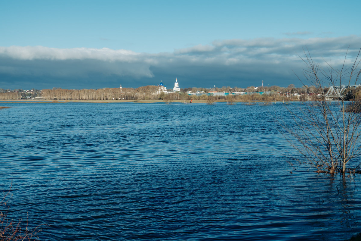 Храм Покрова на Нерли прекрасен в любое время года. А когда наступает пора весеннего разлива, территория вокруг него и вовсе на несколько недель превращается в «маленькую Венецию». Тогда сапы и байдарки становятся самым востребованным способом передвижения по заливному лугу.