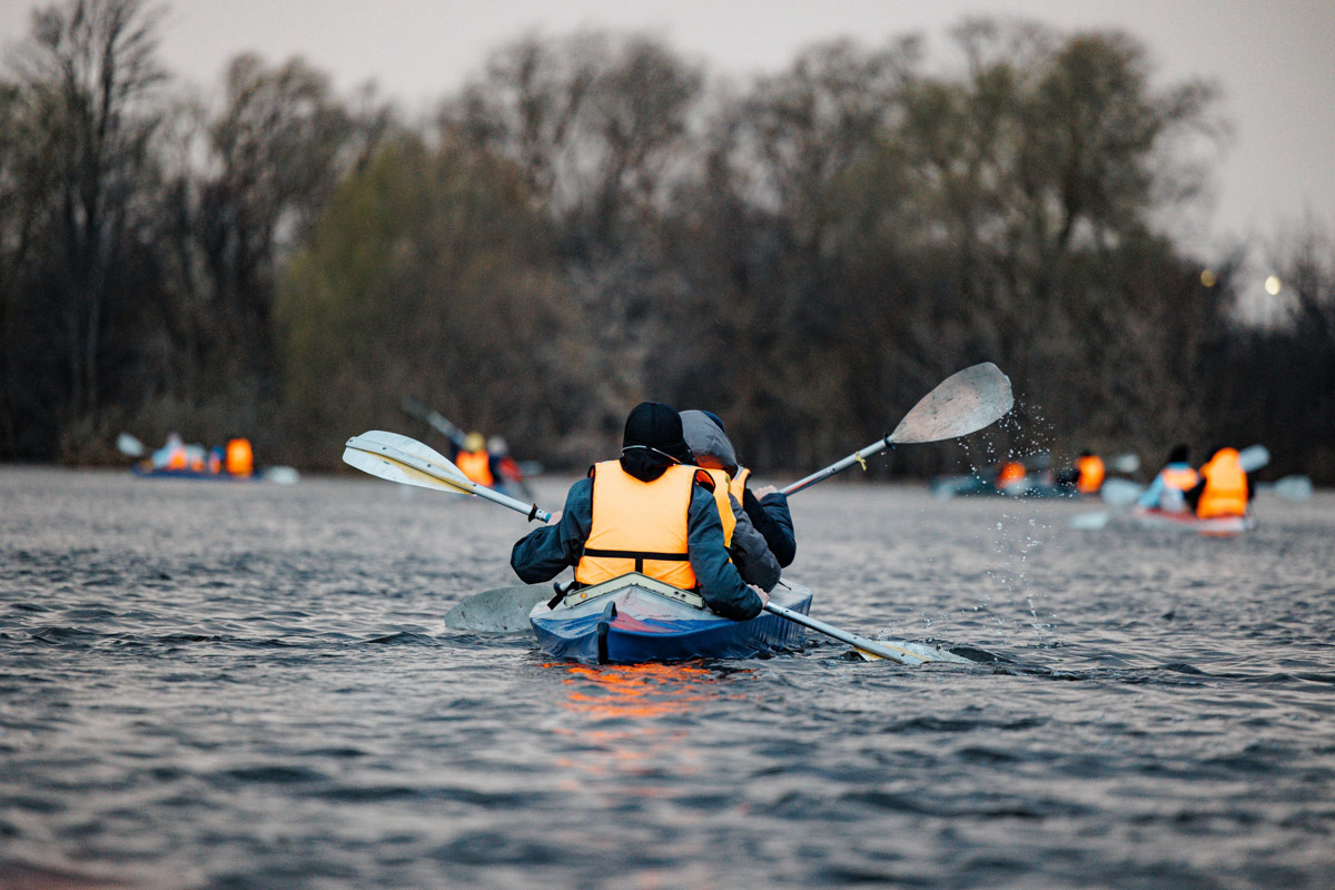 Храм Покрова на Нерли прекрасен в любое время года. А когда наступает пора весеннего разлива, территория вокруг него и вовсе на несколько недель превращается в «маленькую Венецию». Тогда сапы и байдарки становятся самым востребованным способом передвижения по заливному лугу.