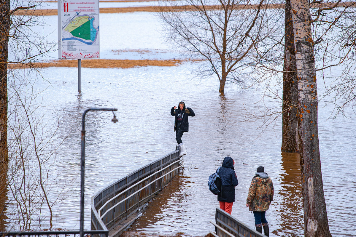 Храм Покрова на Нерли прекрасен в любое время года. А когда наступает пора весеннего разлива, территория вокруг него и вовсе на несколько недель превращается в «маленькую Венецию». Тогда сапы и байдарки становятся самым востребованным способом передвижения по заливному лугу.