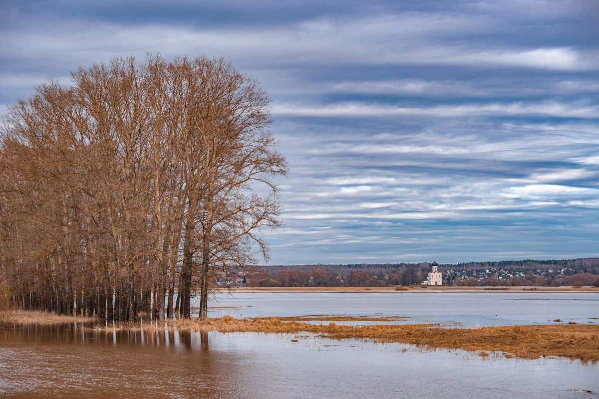 Храм Покрова на Нерли прекрасен в любое время года. А когда наступает пора весеннего разлива, территория вокруг него и вовсе на несколько недель превращается в «маленькую Венецию». Тогда сапы и байдарки становятся самым востребованным способом передвижения по заливному лугу.