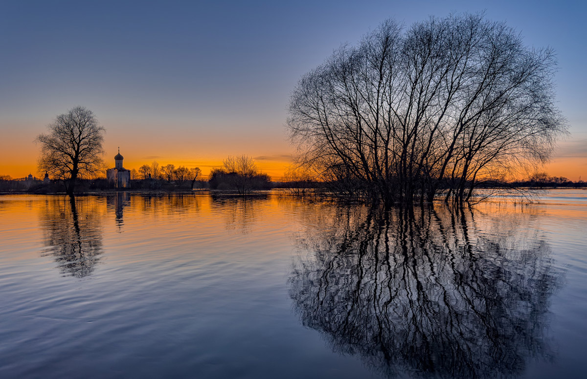 Храм Покрова на Нерли прекрасен в любое время года. А когда наступает пора весеннего разлива, территория вокруг него и вовсе на несколько недель превращается в «маленькую Венецию». Тогда сапы и байдарки становятся самым востребованным способом передвижения по заливному лугу.
