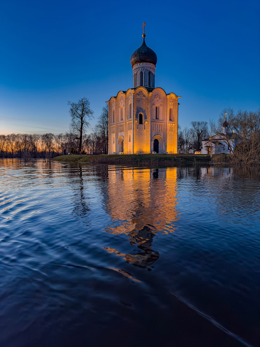 Храм Покрова на Нерли прекрасен в любое время года. А когда наступает пора весеннего разлива, территория вокруг него и вовсе на несколько недель превращается в «маленькую Венецию». Тогда сапы и байдарки становятся самым востребованным способом передвижения по заливному лугу.