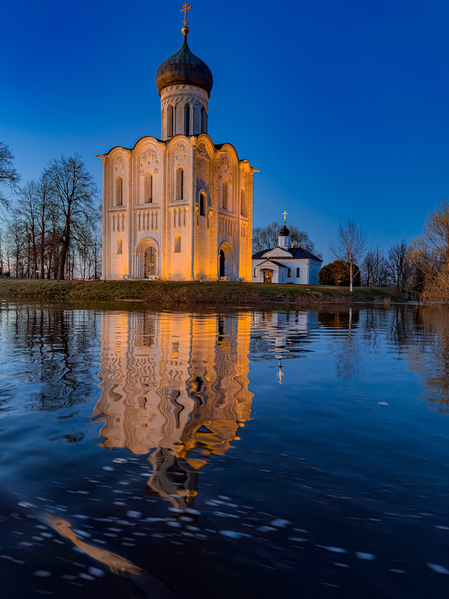 Храм Покрова на Нерли прекрасен в любое время года. А когда наступает пора весеннего разлива, территория вокруг него и вовсе на несколько недель превращается в «маленькую Венецию». Тогда сапы и байдарки становятся самым востребованным способом передвижения по заливному лугу.