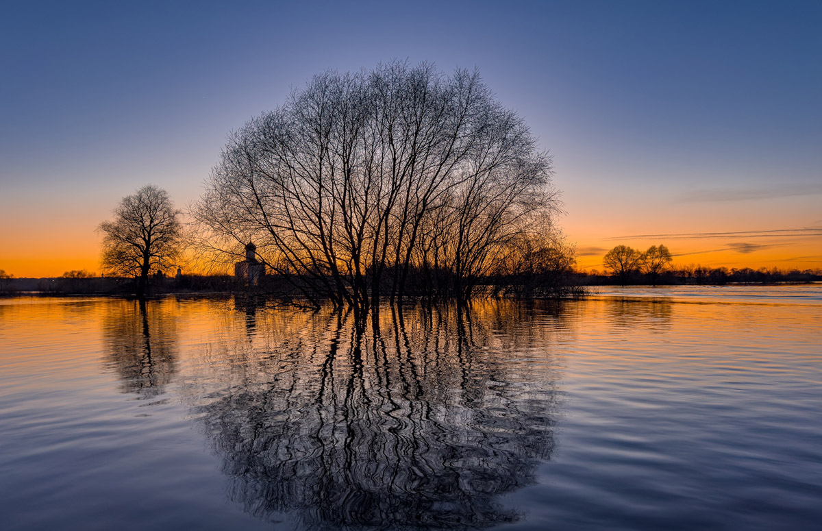 Храм Покрова на Нерли прекрасен в любое время года. А когда наступает пора весеннего разлива, территория вокруг него и вовсе на несколько недель превращается в «маленькую Венецию». Тогда сапы и байдарки становятся самым востребованным способом передвижения по заливному лугу.