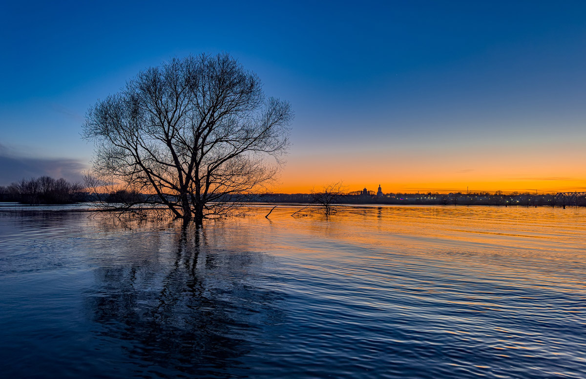 Храм Покрова на Нерли прекрасен в любое время года. А когда наступает пора весеннего разлива, территория вокруг него и вовсе на несколько недель превращается в «маленькую Венецию». Тогда сапы и байдарки становятся самым востребованным способом передвижения по заливному лугу.